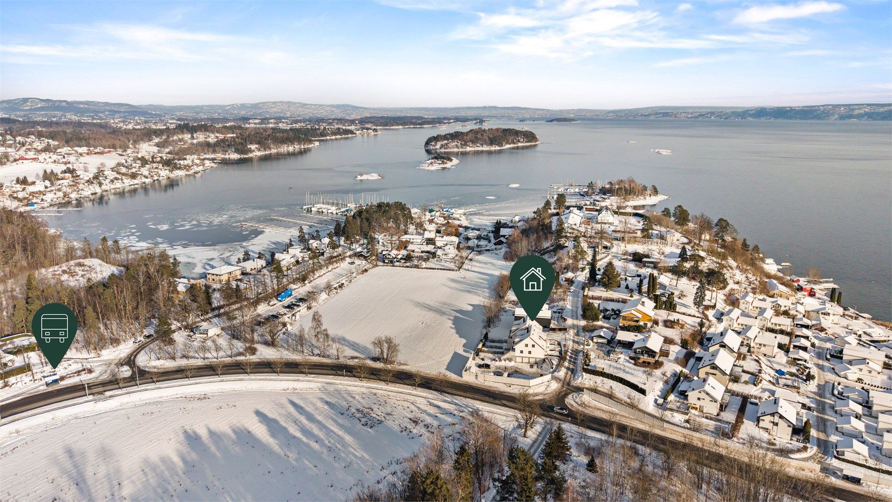 God offentlig kommunikasjon til og fra eiendommen. Hurtigbåten fra Vollen bruker ca. 30 minutter inn til Aker Brygge og er en behagelig måte å reise til Oslo. Fra eiendommen er det kort gangavstand til buss/ekspressbuss som går hvert 15 min.