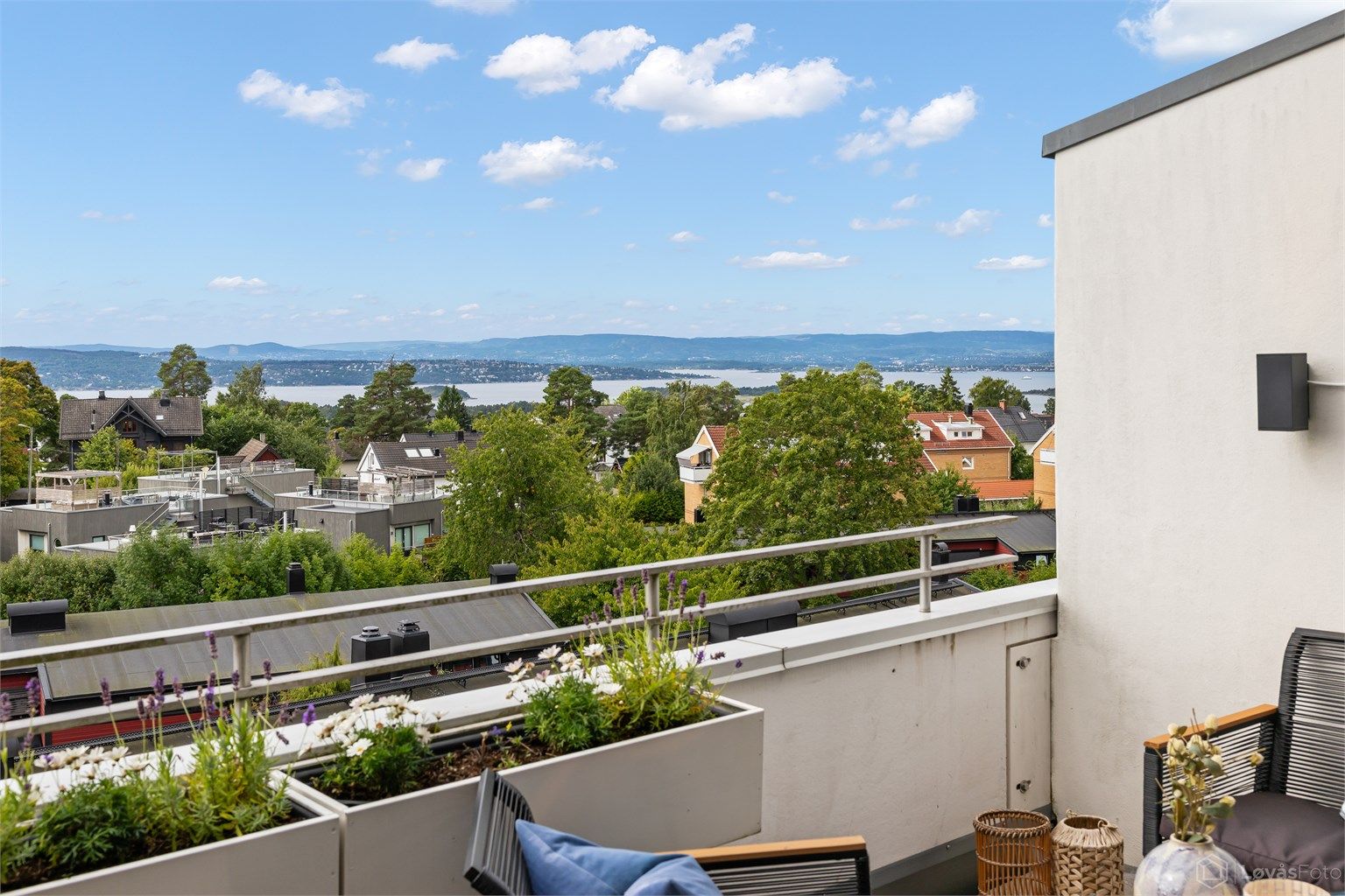 Fra leiligheten er det flott utsikt over Oslofjorden.