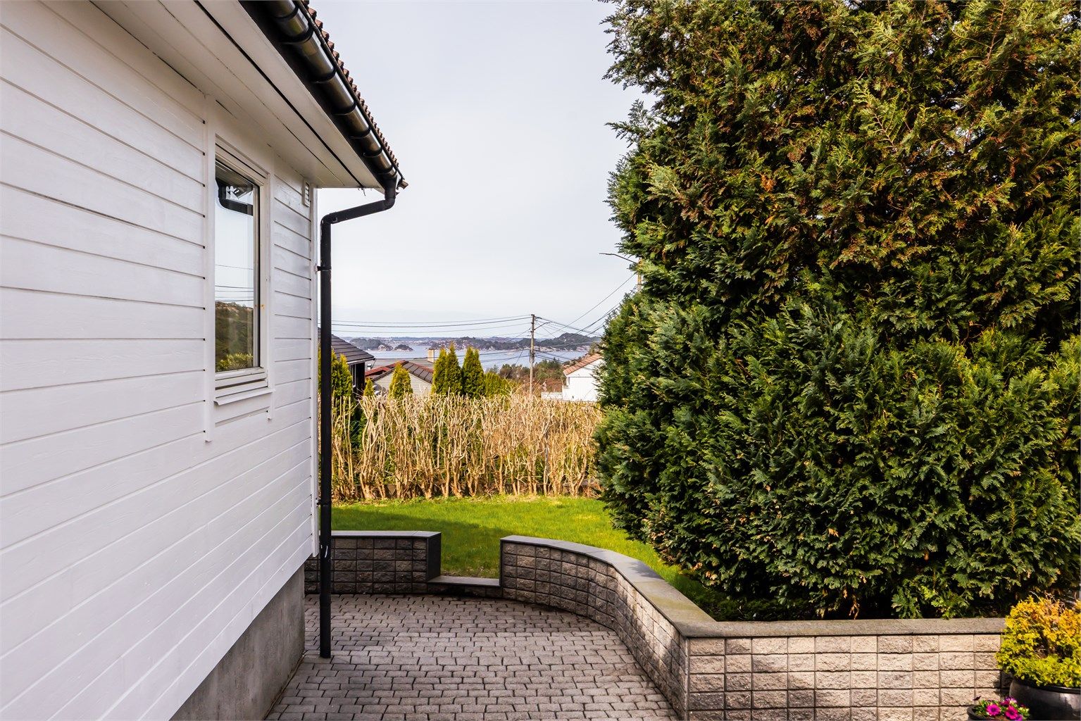 Attraktiv og barnevennlig beliggenhet kun ca. 15 min. kjøring fra Bergen sentrum.