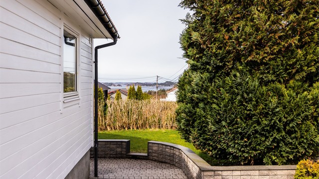 Attraktiv og barnevennlig beliggenhet kun ca. 15 min. kjøring fra Bergen sentrum.