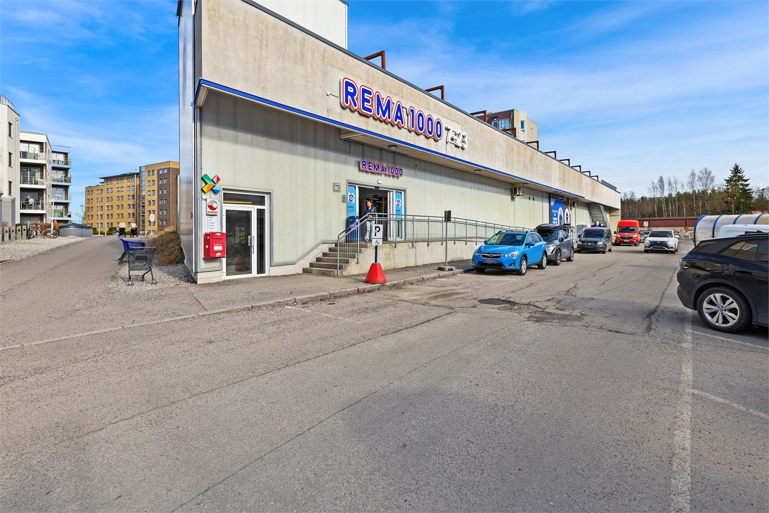 Dagligvarehandelen gjøres enkelt hos Rema 1000, kun et par minutters gange unna.