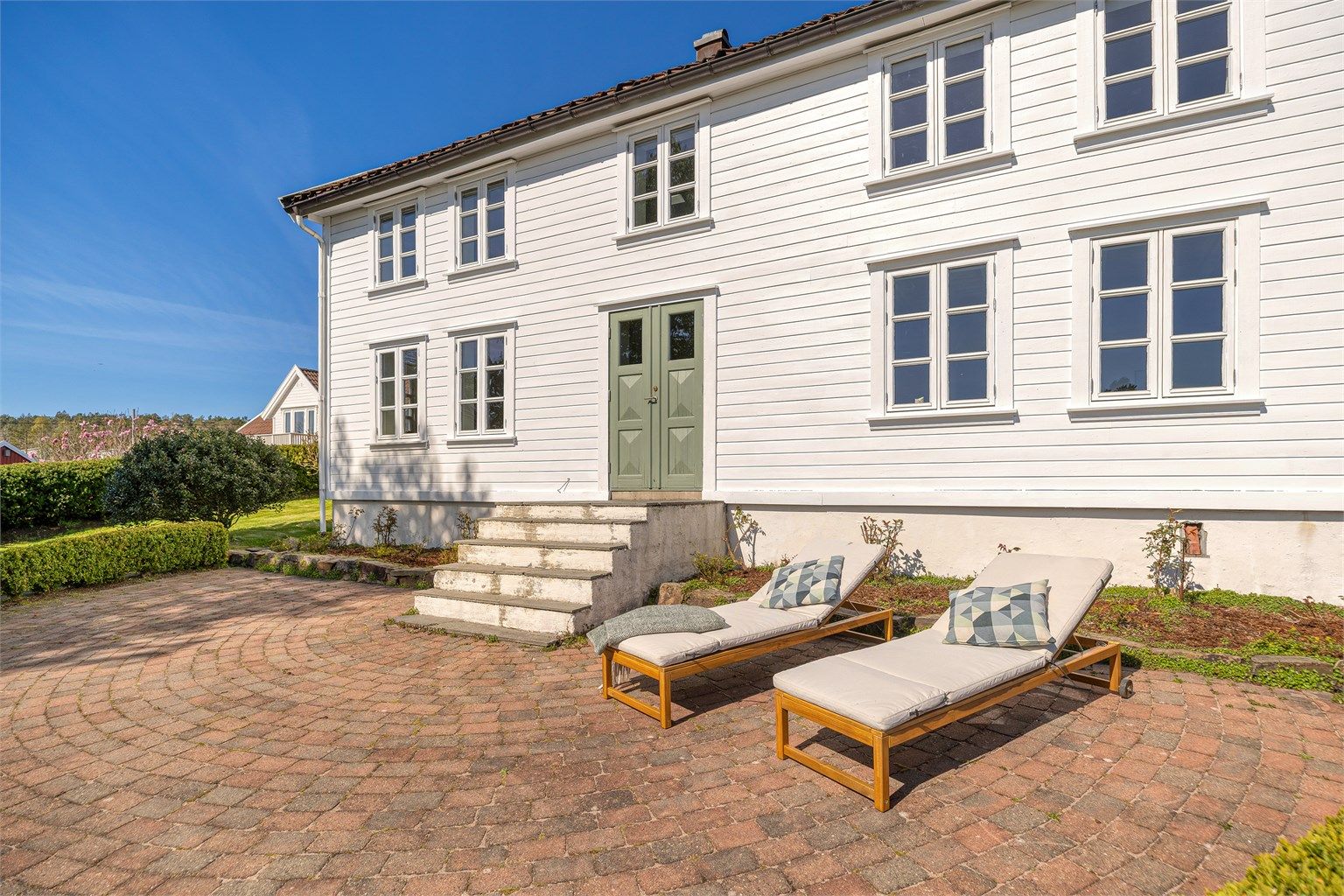 Solrik terrasse foran huset. 