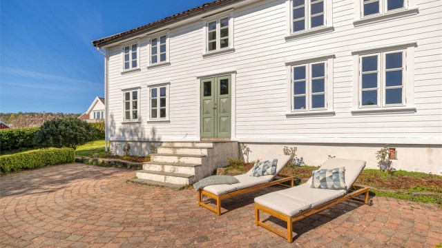 Solrik terrasse foran huset.