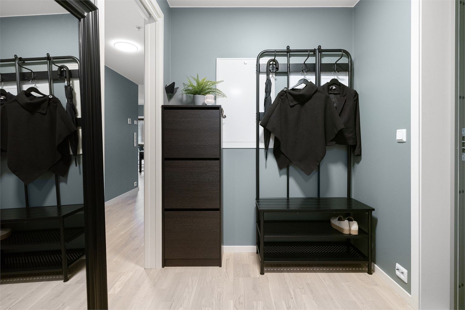 Entréen gir et godt førsteinntrykk og har plass til oppbevaring av yttertøy og sko.