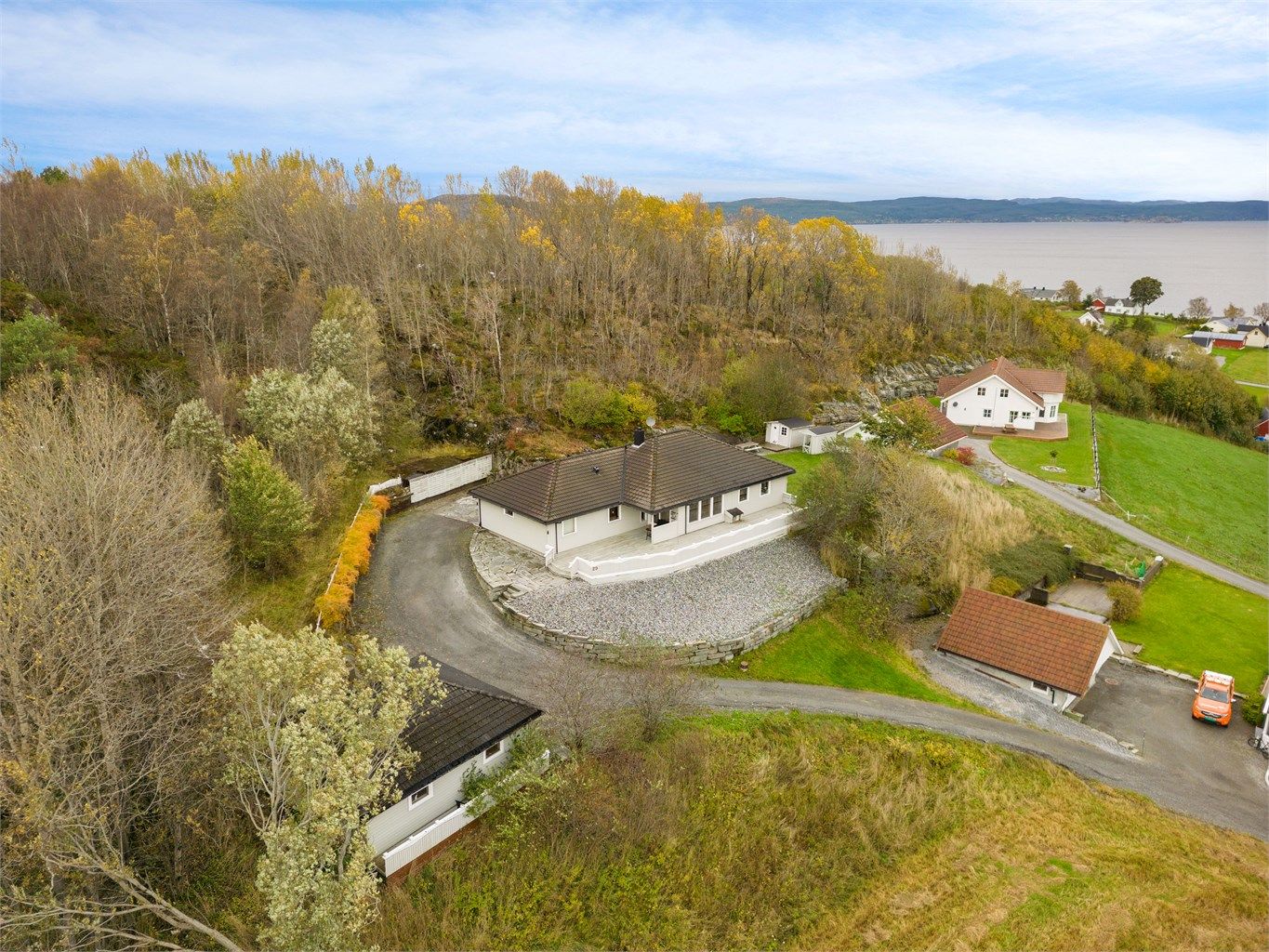 Like bak huset ligger Bakstein, ei populær turløype på ca. 5 kilometer, som inneholder både kulturminner og sjarmerende eventyrfigurer underveis.