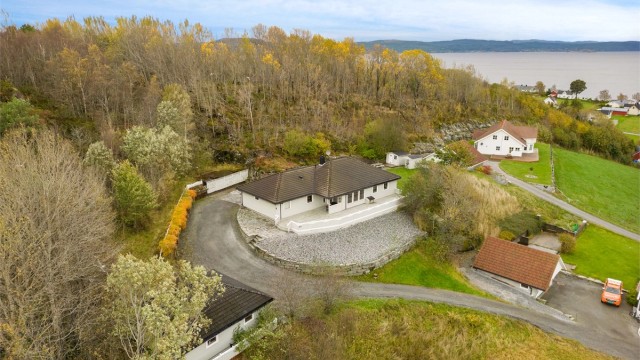 Like bak huset ligger Bakstein, ei populær turløype på ca. 5 kilometer, som inneholder både kulturminner og sjarmerende eventyrfigurer underveis.