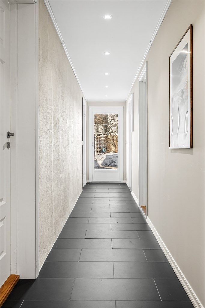 Gangen i underetasjen er lyssatt med downlights i himlingen.