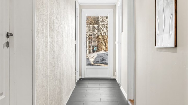 Gangen i underetasjen er lyssatt med downlights i himlingen.