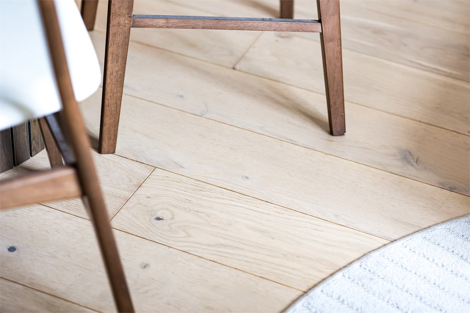 Gulvet er belagt med flott parkett i en-stavs utførelse.