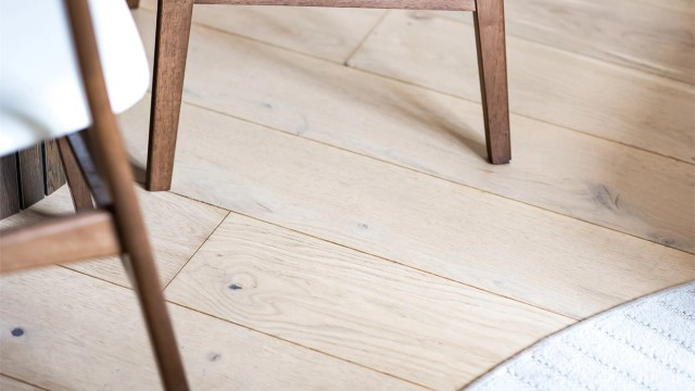 Gulvet er belagt med flott parkett i en-stavs utførelse.