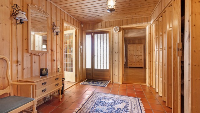 Fra entreen er det adkomst til kjellerstue, boder og soveromsavdeling