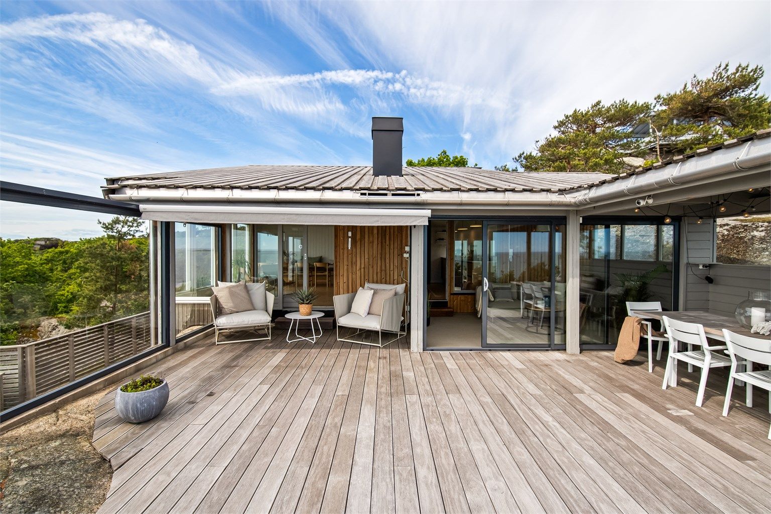 Elektrisk terrassemarkise er også på plass og bidrar med skjerming en varm sommerdag