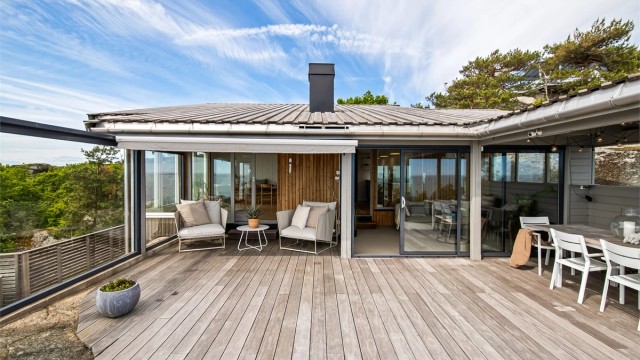 Elektrisk terrassemarkise er også på plass og bidrar med skjerming en varm sommerdag