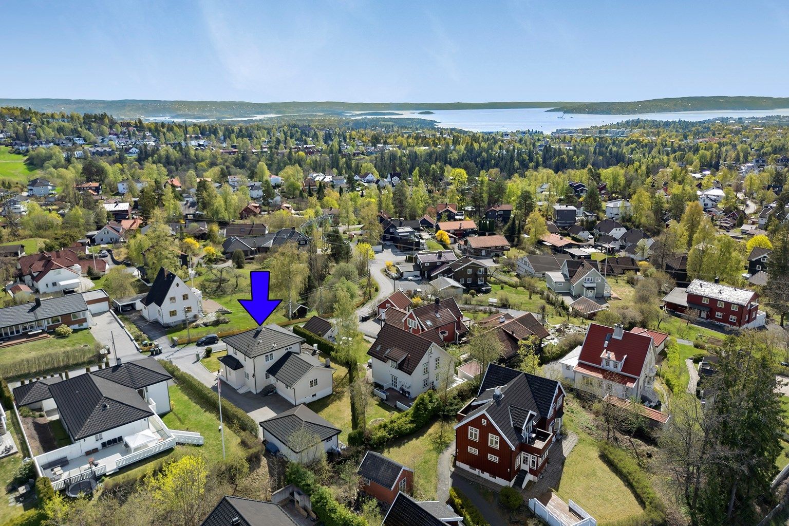 Meget flott enebolig over 3 plan + dobbelgarasje med attraktiv beliggenhet og fin fjordutsikt på et høydedrag i et rolig villaområde på Jar.