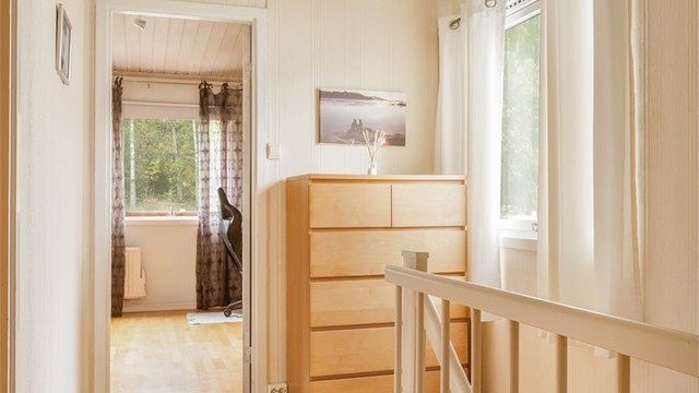 Gang i andre etasje med adkomst til to soverom, bad og separat toalettrom.