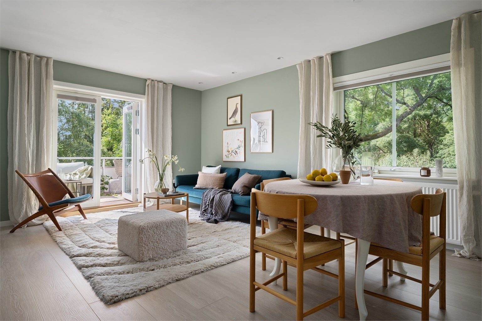 Tiltalende og moderne hjørnestue med en lys og luftig romfølelse