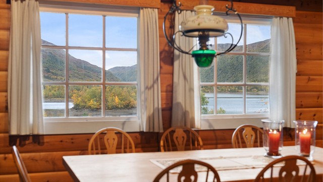 Fra spiseplassen er det utsyn mot Nysætervannet og fjellene.