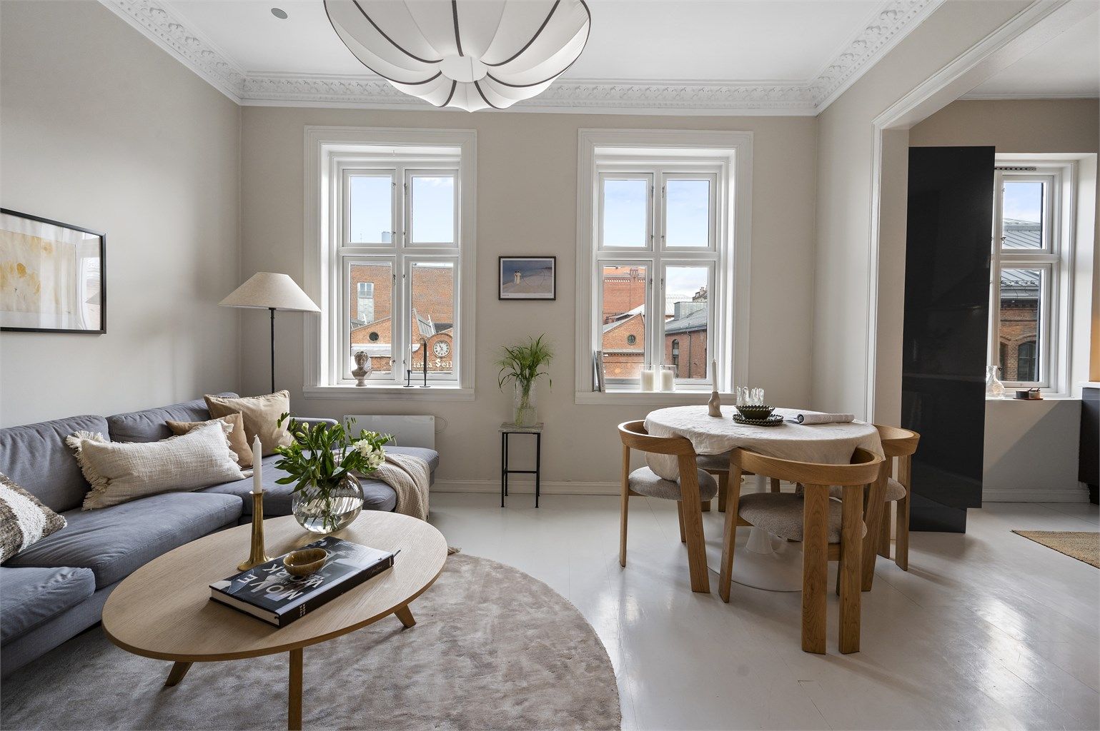 Stuen har lekre klassiske detaljer som stukkatur og rosett. Takhøyden er oppmålt til hele 3 meter, noe som i kombinasjon med de store vindusflatene bidrar til en god og luftig romfølelse. 