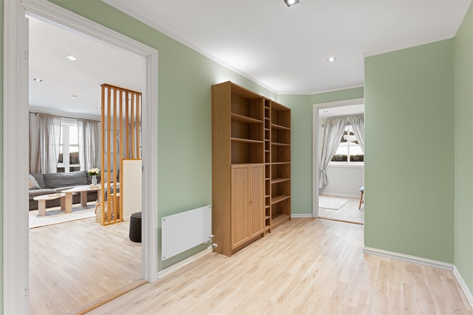 Lys og romslig gang med god oppbevaringsplass