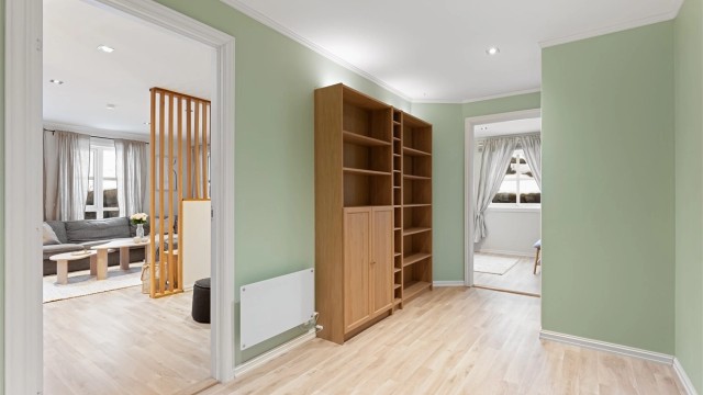 Lys og romslig gang med god oppbevaringsplass