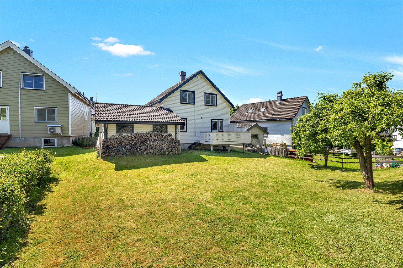 Eiendommen har stort og opparbeidet hageområde