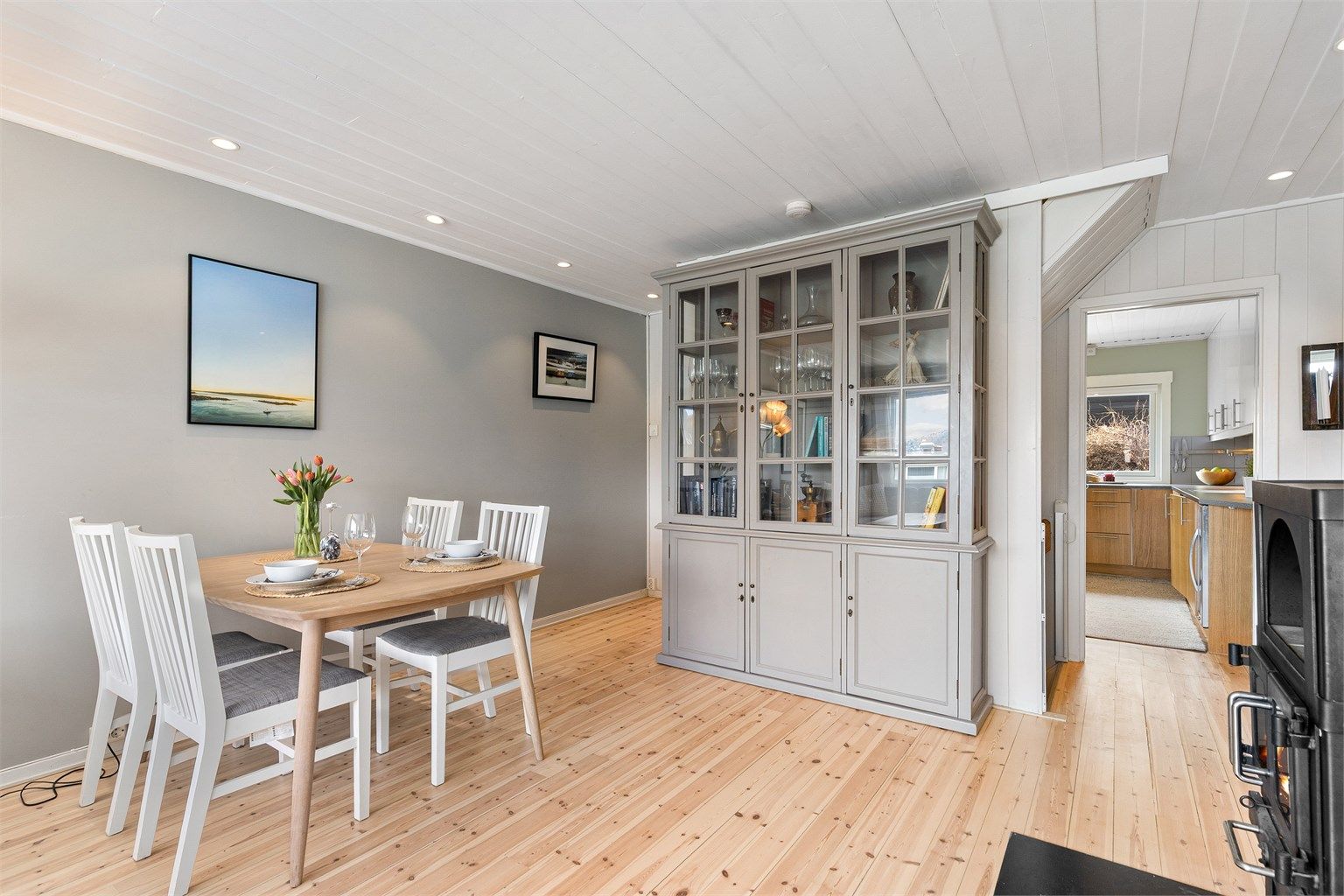 Stuen ligger fint til i samme etasje som kjøkkenet