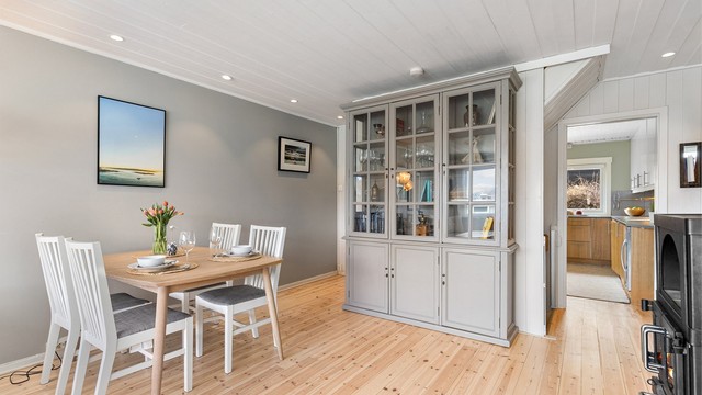 Stuen ligger fint til i samme etasje som kjøkkenet