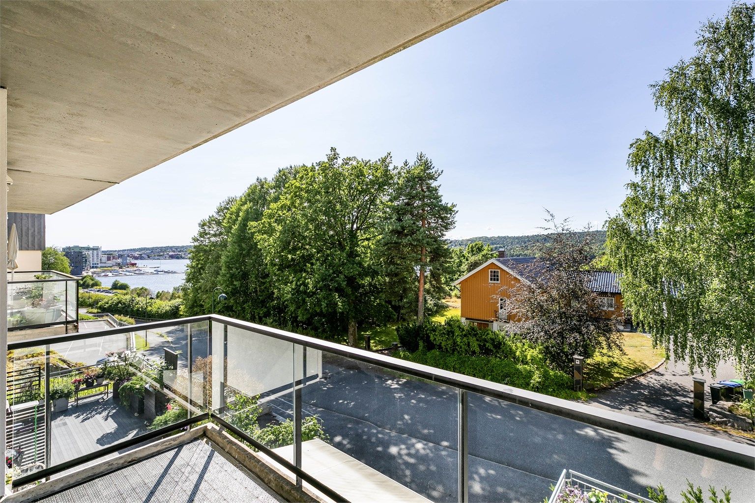 På godværsdager sommerstid er det sol på balkongen fra utpå ettermiddagene.