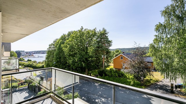 På godværsdager sommerstid er det sol på balkongen fra utpå ettermiddagene.