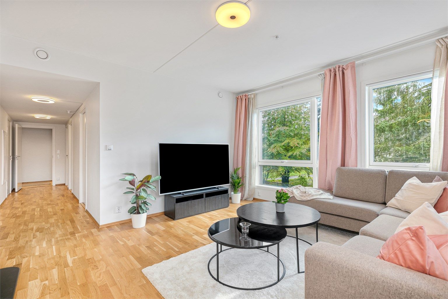 Stue/kjøkken området er romslig med mulighet til å etablere forskjellige sittegruppe løsninger. 