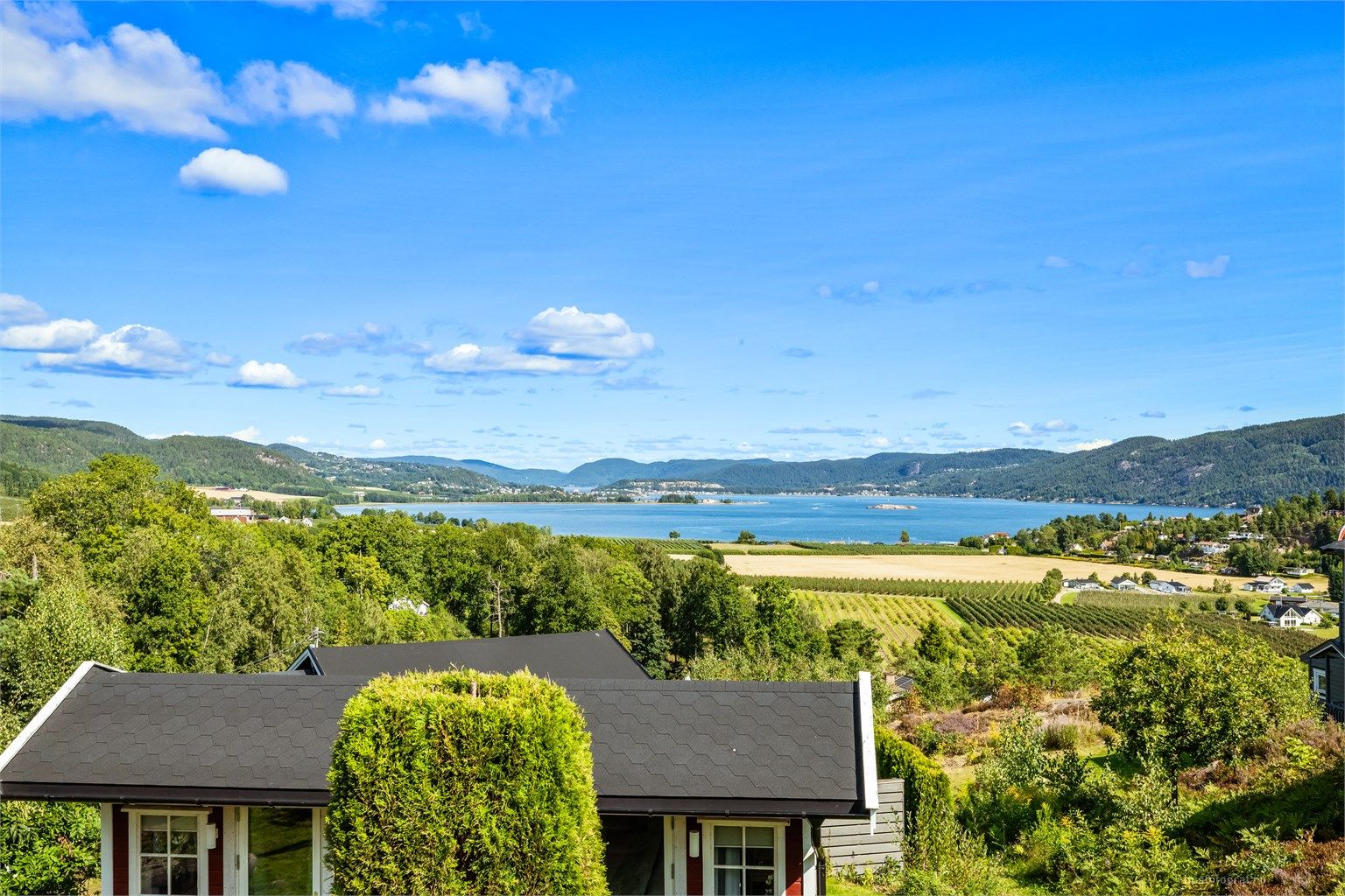 Eiendommen ligger høyt og usjenert i terrenget, med suveren fjordutsikt mot Holmsbu og inn mot Svelvik.
Foto: Haiman Askari.