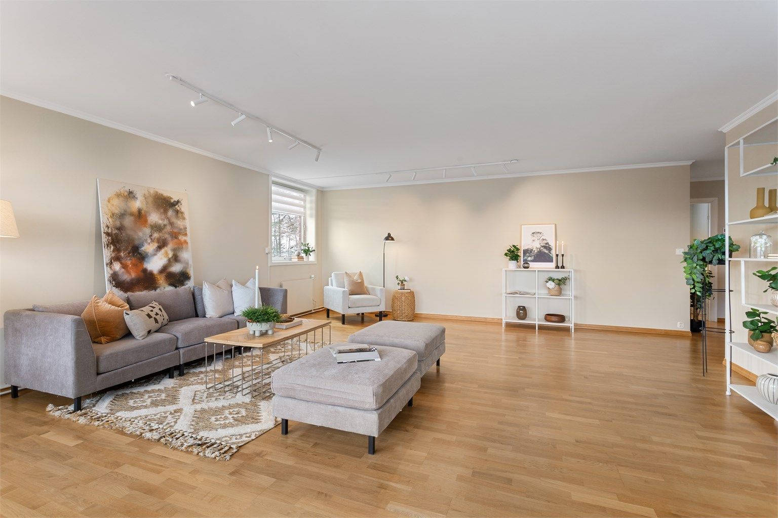 Mye lys i stuen - endeleilighet med "ekstra vindu". 