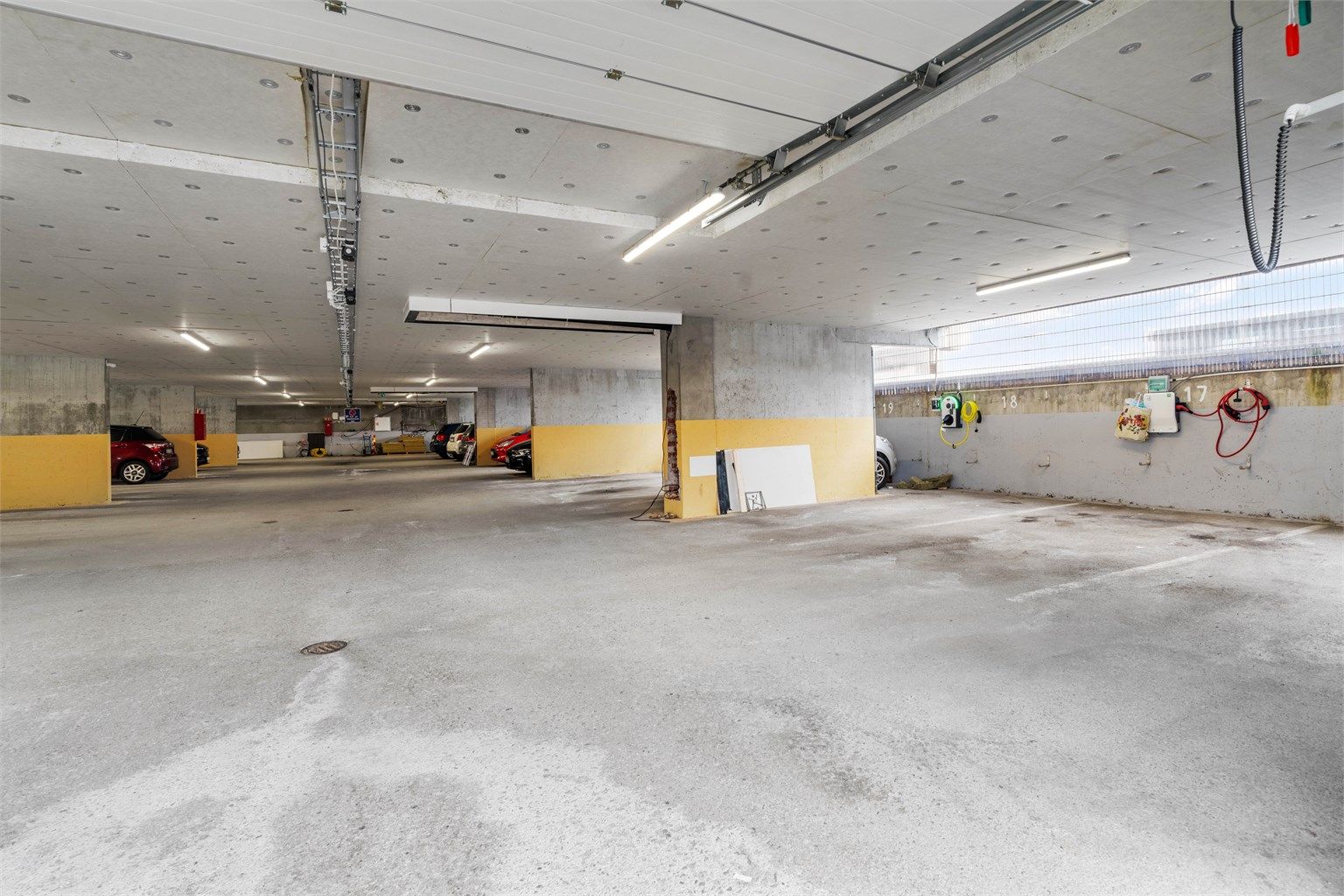 Det er mulighet for leie av parkeringsplass etter ventelisteordning.