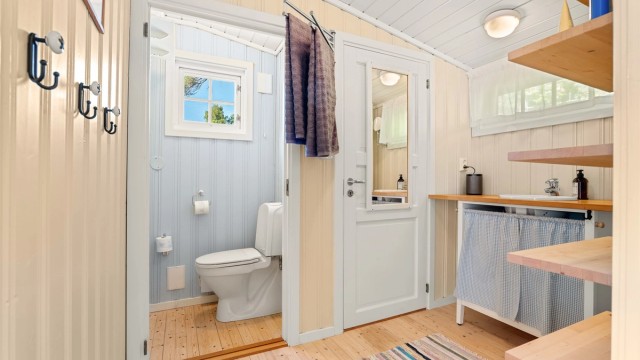 Varmtvannsbereder på 120 liter og medfølgende vaskemaskin står i kott på badet.