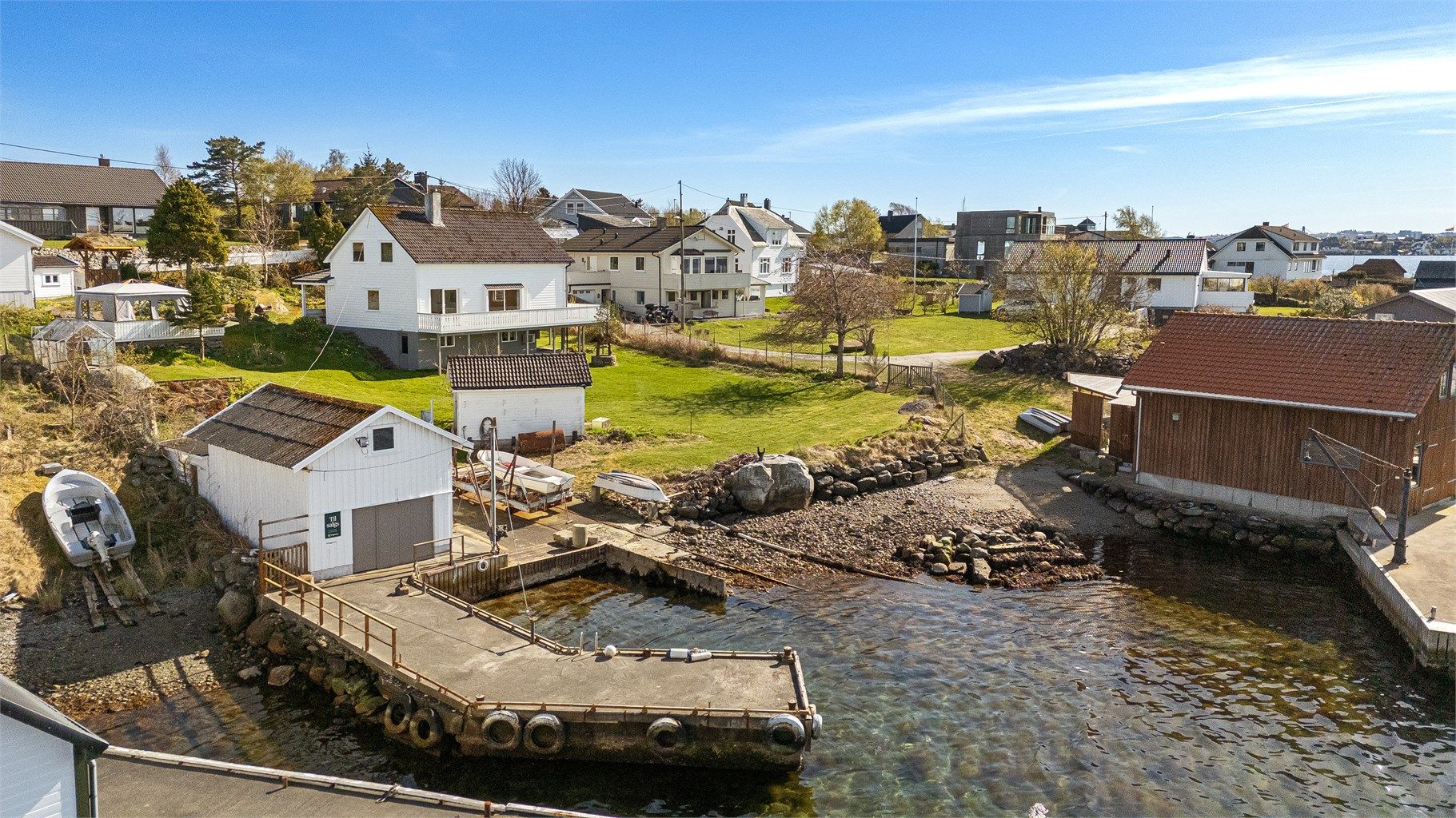 Her kan man tusle ned til egen brygge med håndkle i hånden for herlig sommerbad - luksus!