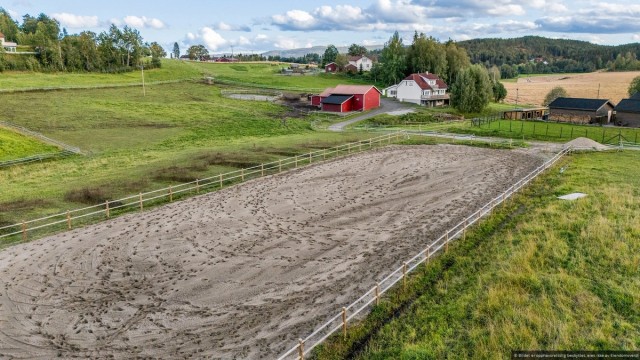 Ridebane på ca. 40 x 20 m. Foto: Beleven studio.