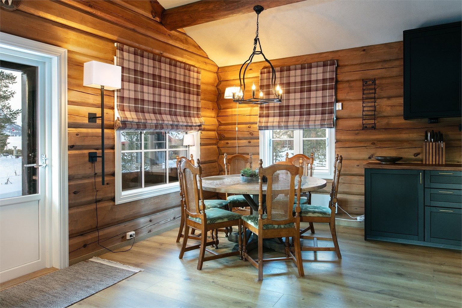 Det er god plass til spisebord i tilknytning til kjøkken.