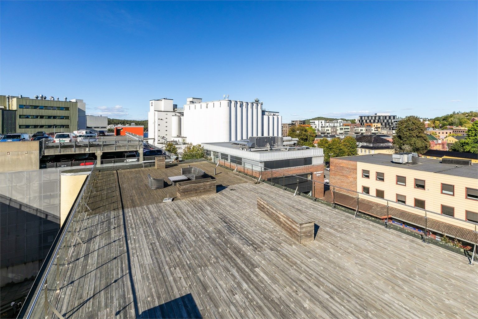 Som andelseier får du tilgang til borettslagets store felles takaltan som er solfylt fra morgen til kveld.