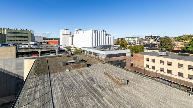 Som andelseier får du tilgang til borettslagets store felles takaltan som er solfylt fra morgen til kveld.
