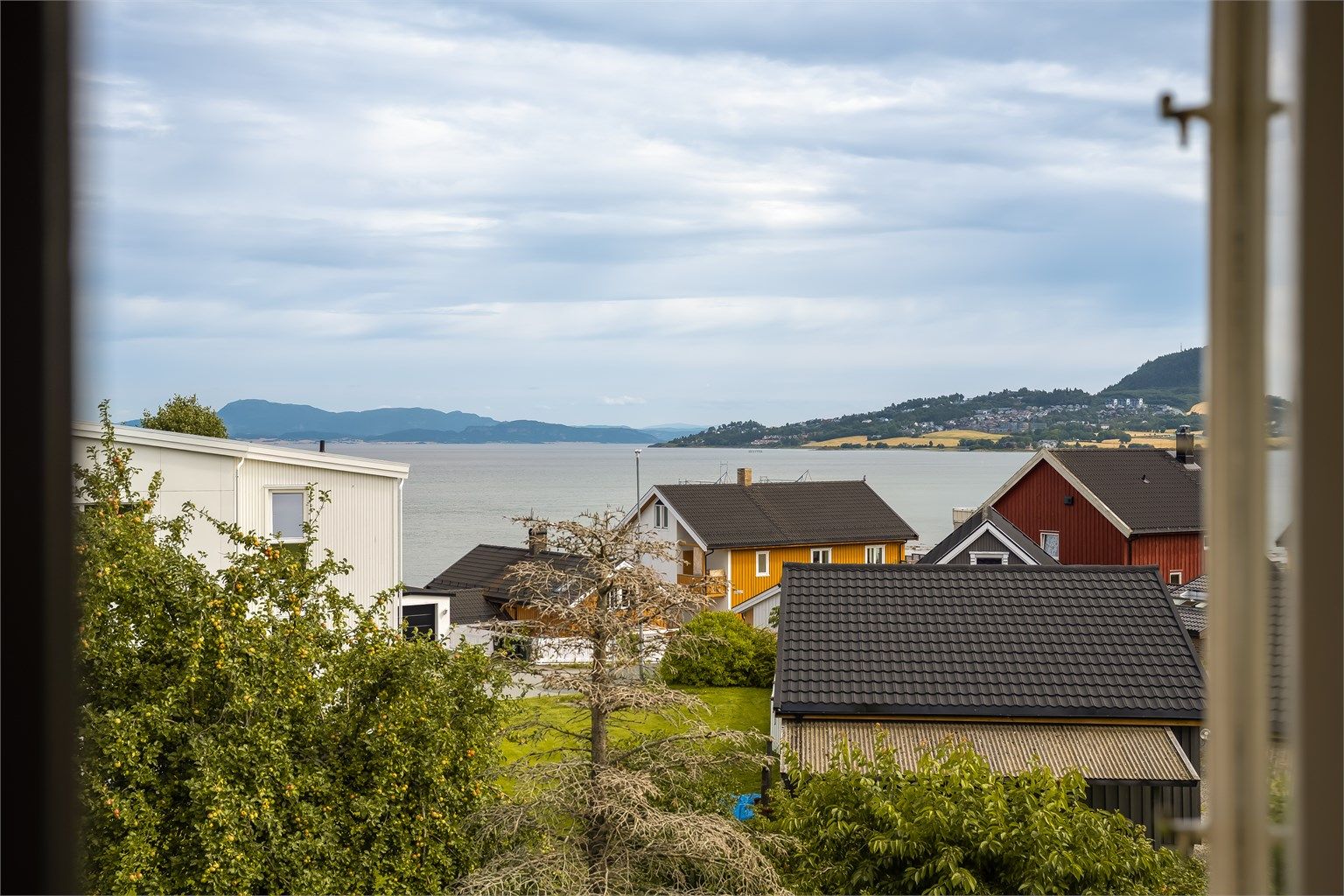 Boligen ligger i et svært populært boområde på Ranheim ved populære Hitrafjæra. Området har en tilbaketrukket plassering i rolige omgivelser og har nærhet til flotte turområder langs sjøen.