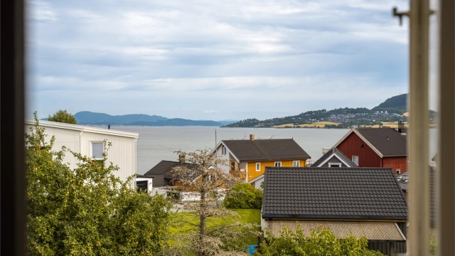 Boligen ligger i et svært populært boområde på Ranheim ved populære Hitrafjæra. Området har en tilbaketrukket plassering i rolige omgivelser og har nærhet til flotte turområder langs sjøen.