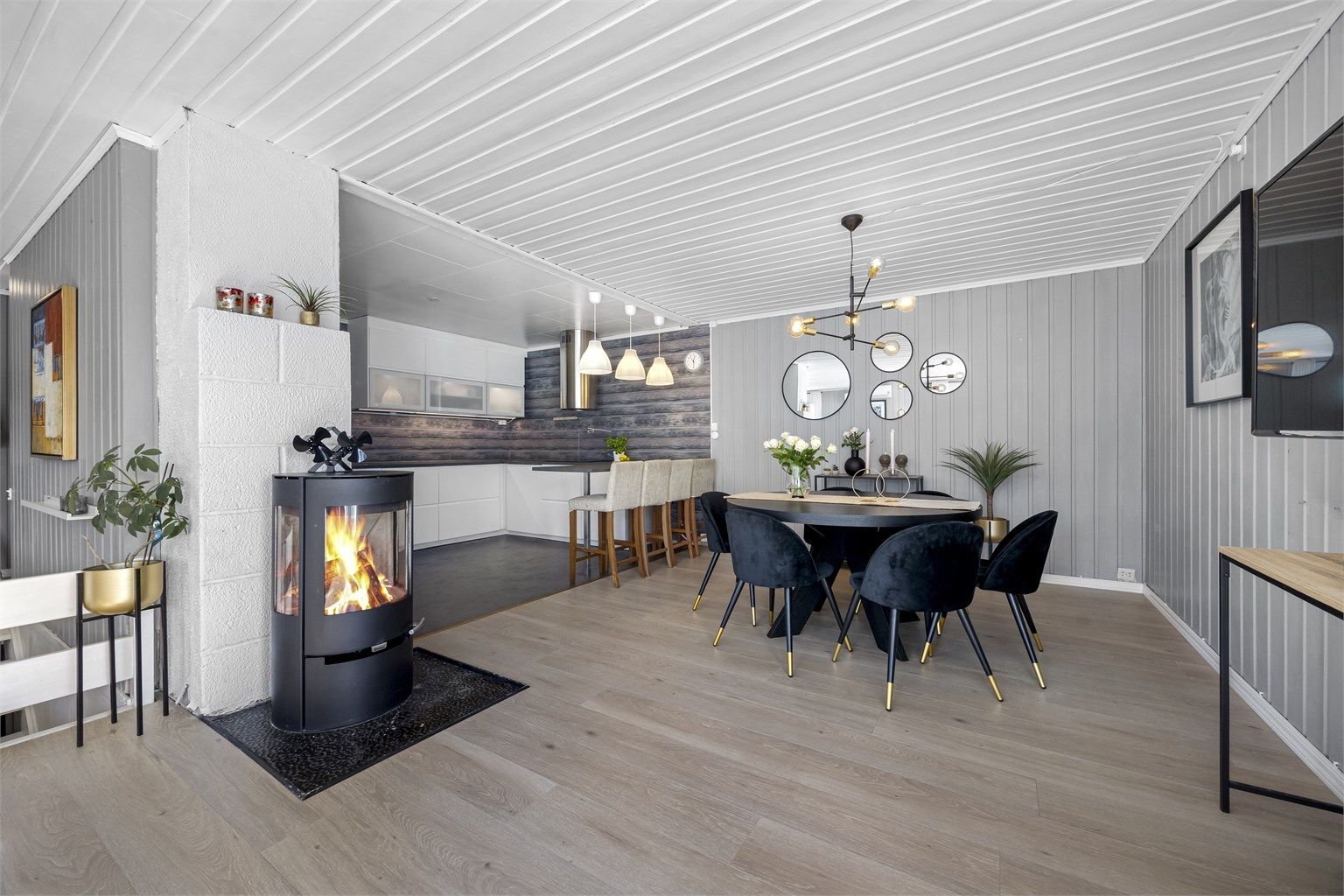 Peisovn og varmepumpe i stue 2. etasje