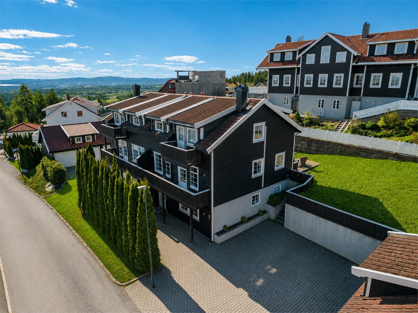 Stor tomannsbolig med dobbel garasje, stor gårdsplass og hage. (Bildet er redigert av KI og avvik kan forekomme. Det er ikke gress i hele hagen så noe arbeid i hagen må påregnes) 