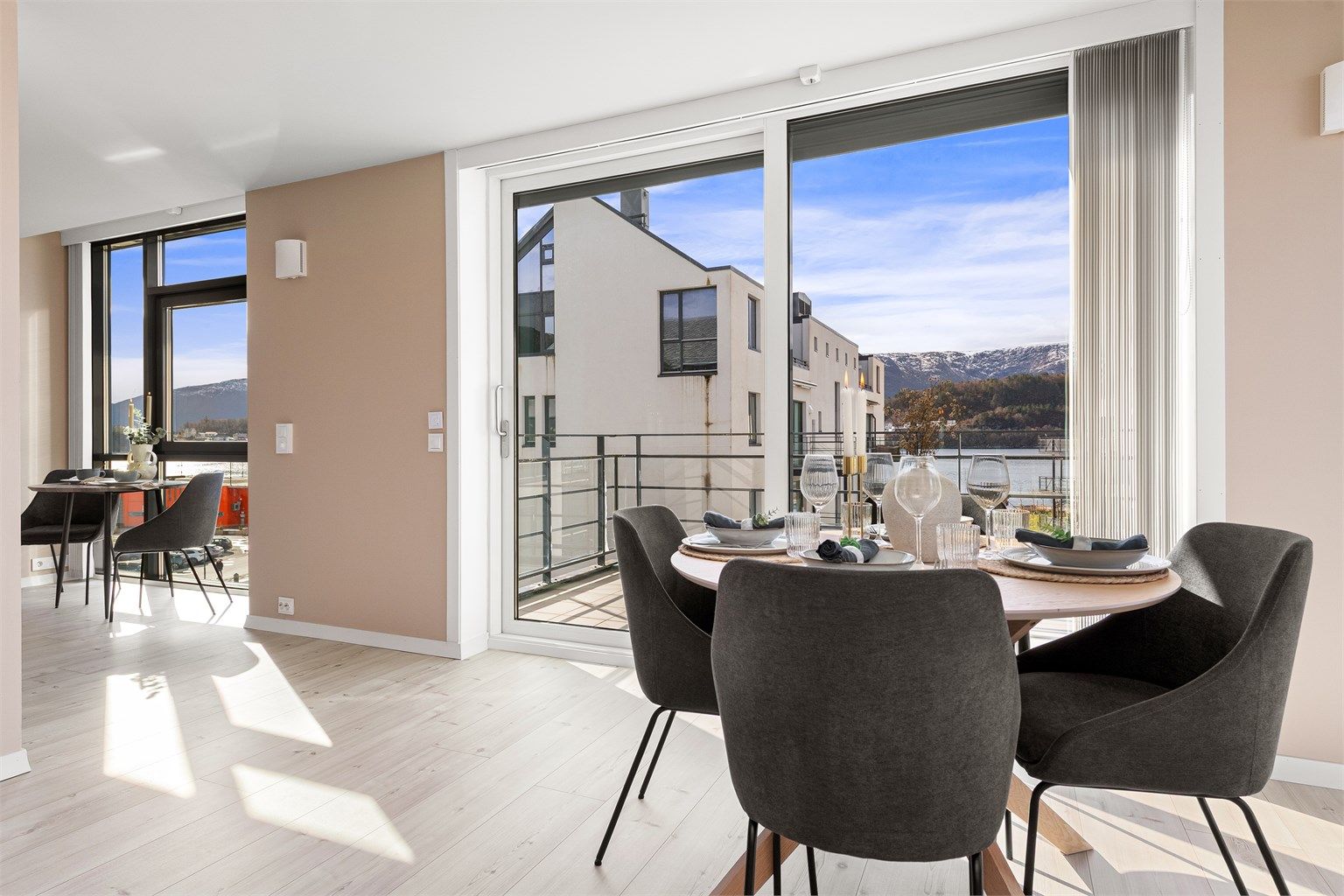 Fra stuen er det direkte utgang til den sørvendte balkongen på 8 m² 