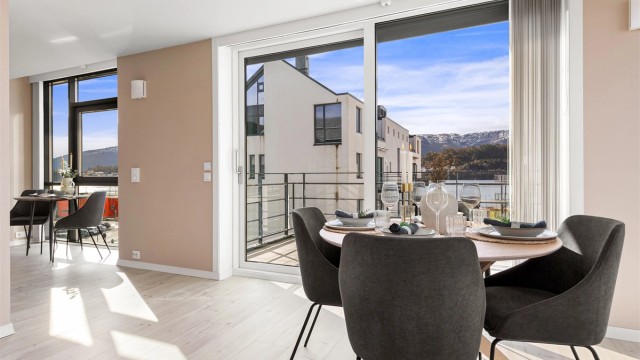 Fra stuen er det direkte utgang til den sørvendte balkongen på 8 m²