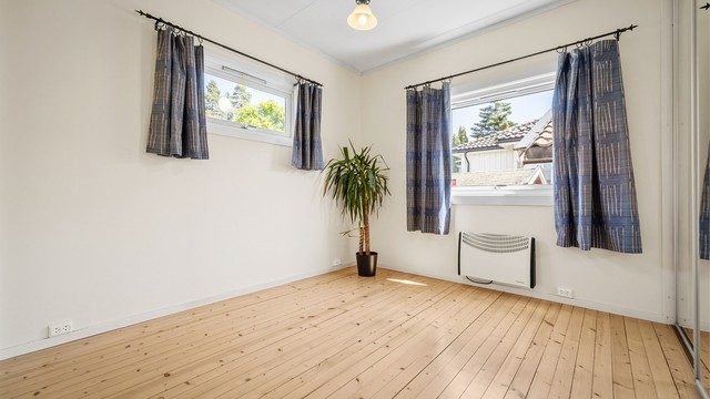 Boligen har to romslige soverom med gode innredningsmuligheter.