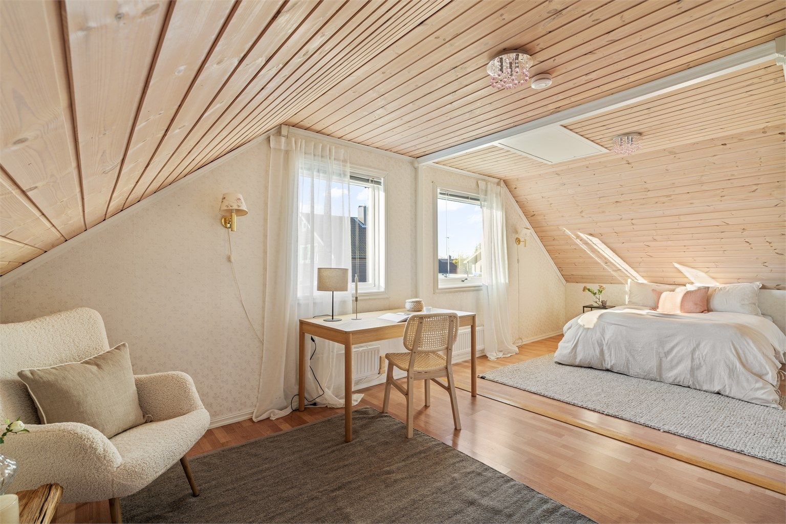 Romslig soverom i andre etasje med god plass til dobbeltseng, skrivebord og sittegruppe. Opprinnelig var dette 2 separate soverom.