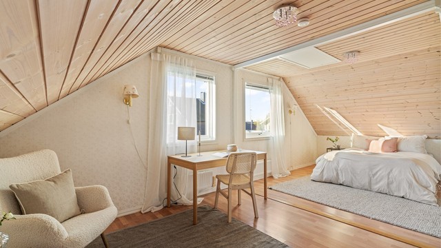 Romslig soverom i andre etasje med god plass til dobbeltseng, skrivebord og sittegruppe. Opprinnelig var dette 2 separate soverom.