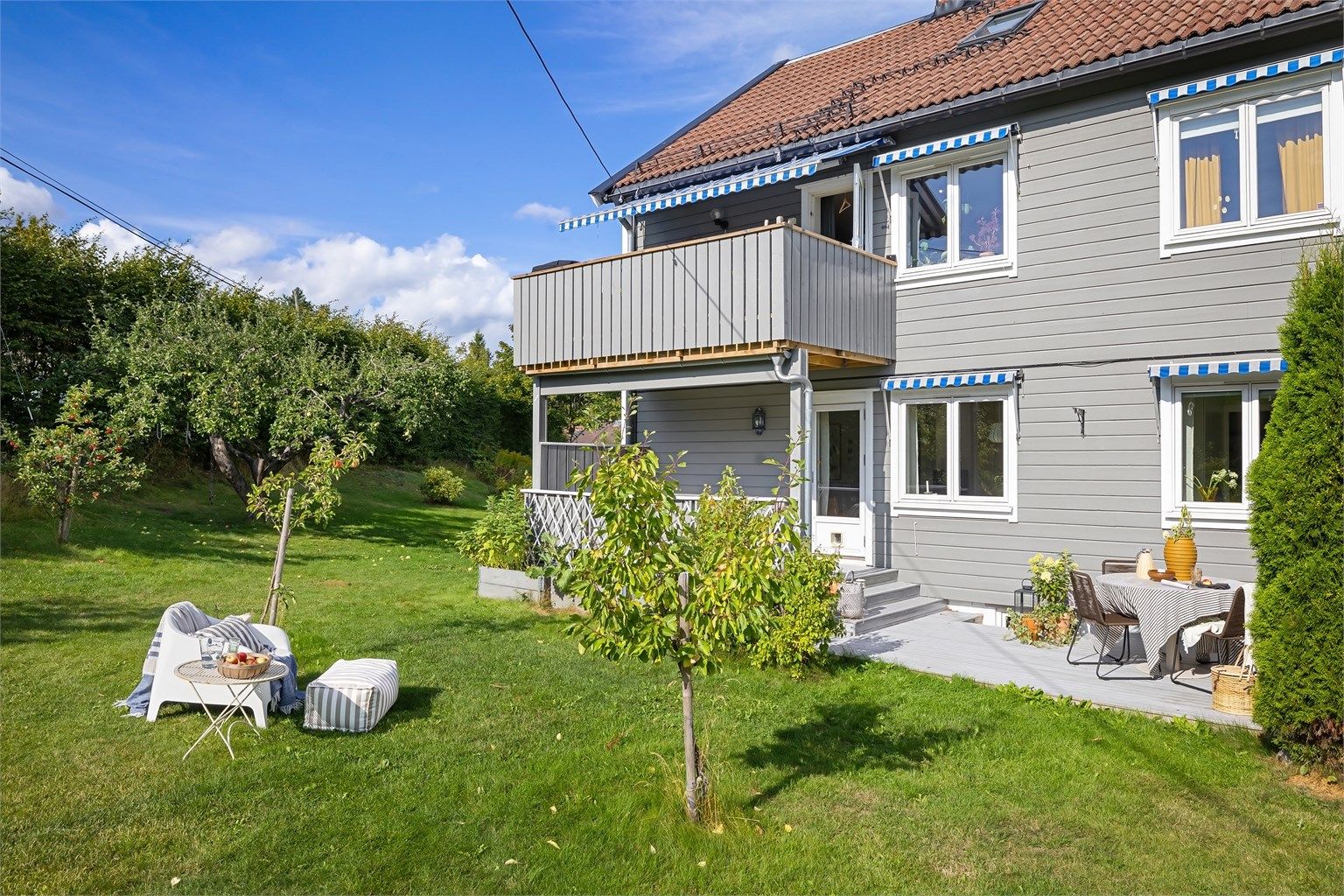Det første som møter deg er boligens romslige og skjermede terrasse! 