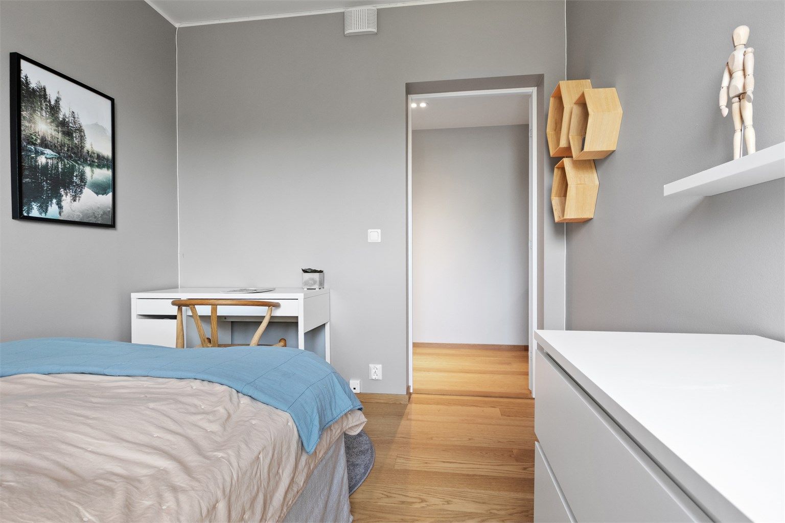 Veggene er malt i duse gråtoner som står godt til parkettgulvene.